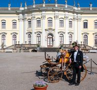 Josef Eisner und seine Kollegen helfen gerne in die Kutsche.